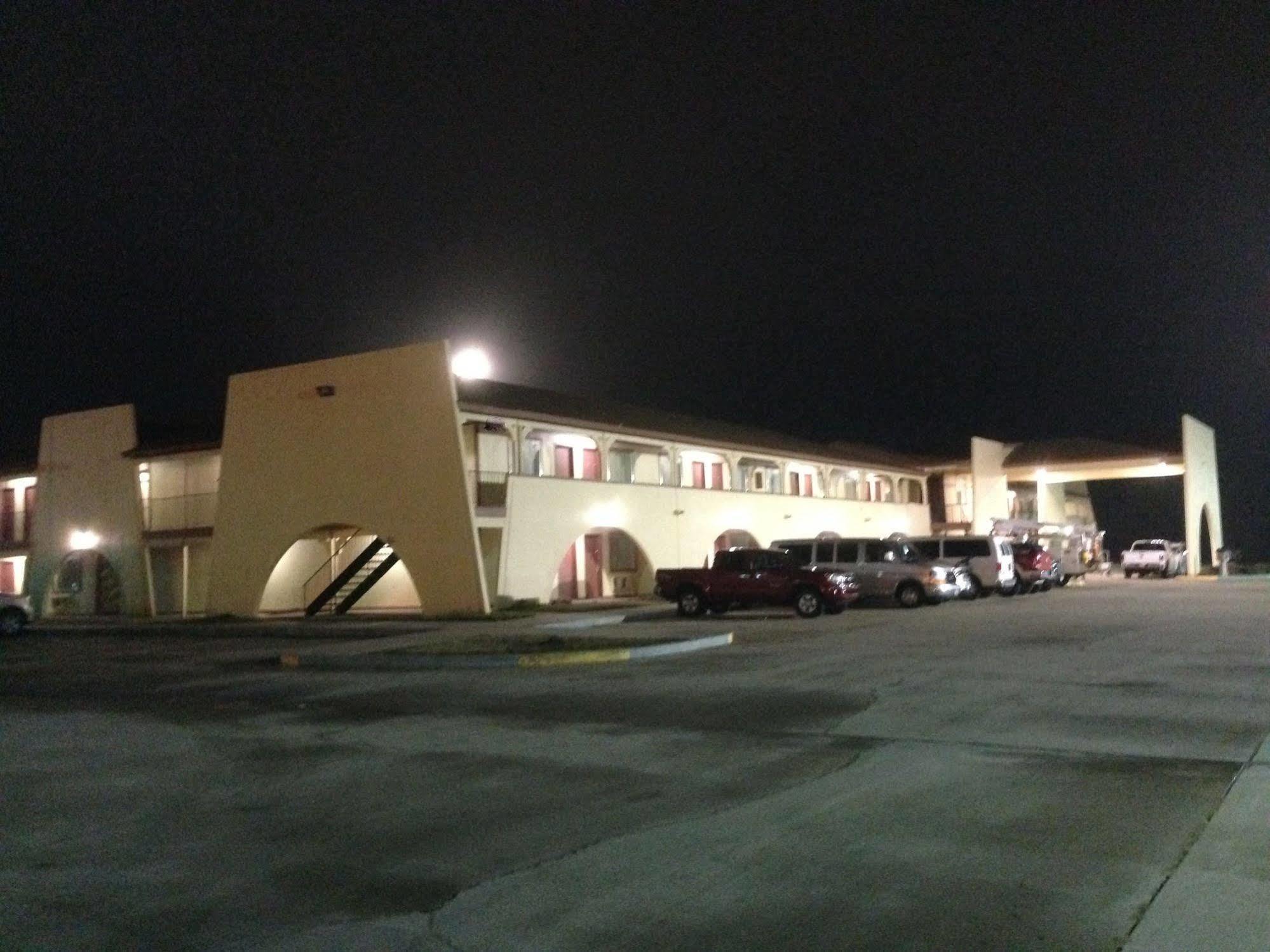 Hometown Inn And Suites Elk City Exterior foto